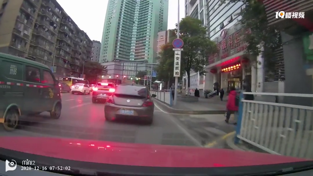 上班路上莫名其妙被变道车撞了,有人却说责任该一半一半,合理吗