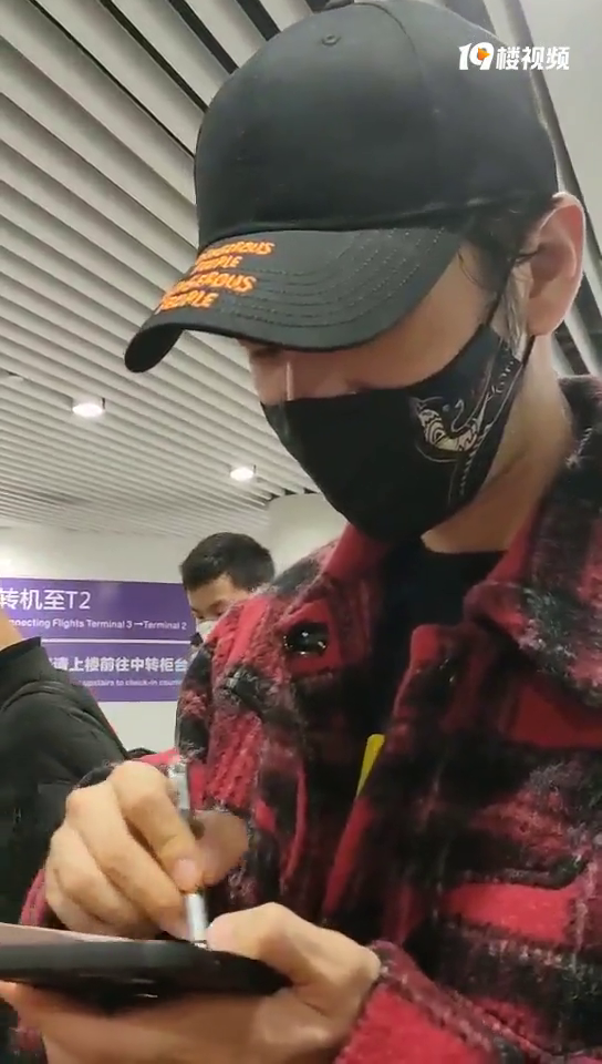 朋友在机场偶遇黄晓明了,据说是来重庆拍戏的