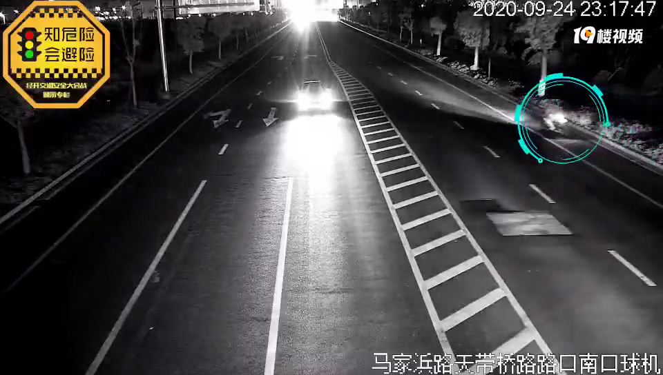 ����С����Ħ�г�����·�ϡ��������� ��һ�뱻ײ�ɣ�