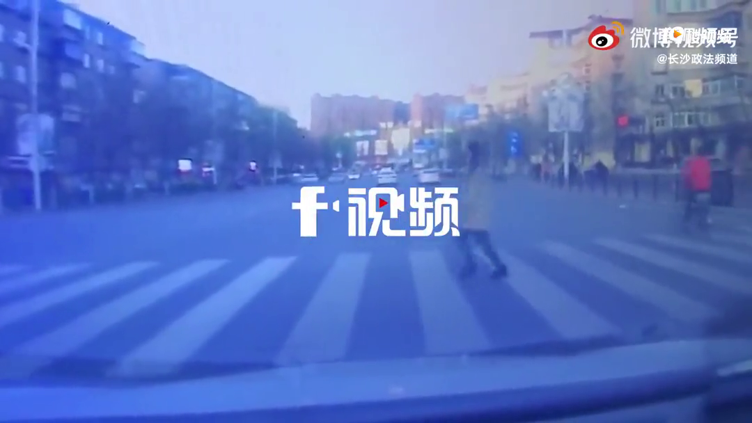 女子过马路车辆摆手致谢,下一秒…