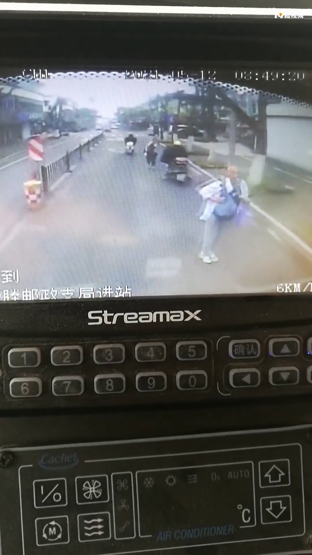 是坏人变老了吗?今早碰瓷公交车 一袋蚕豆要驾驶员赔50块!