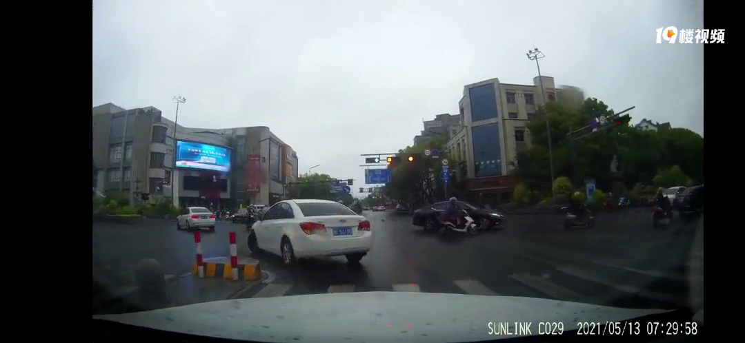 我是电瓶车 马路是我家!不服?不服你也不敢撞我!
