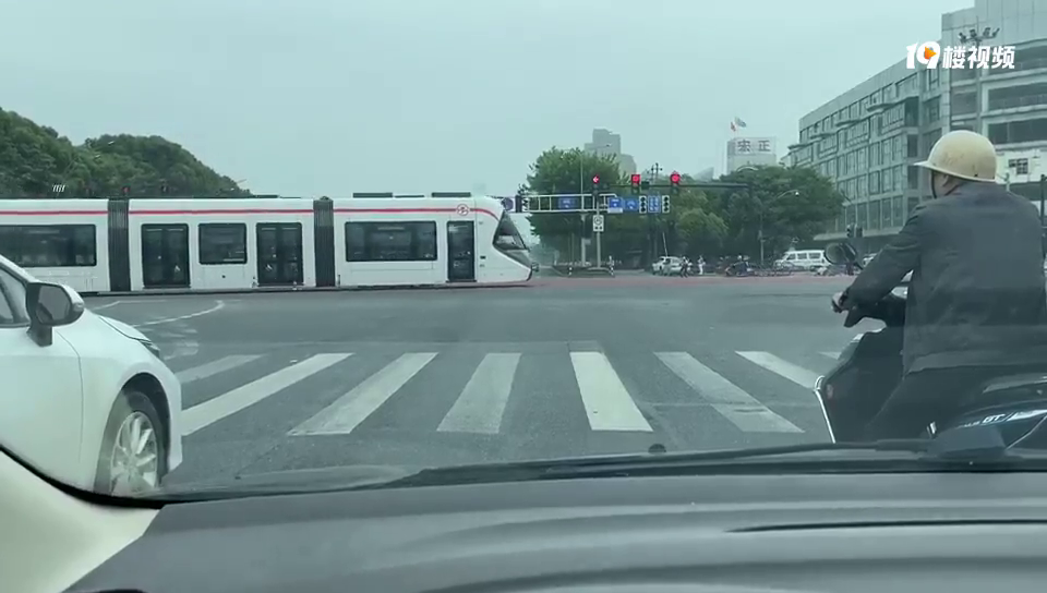 热议:每天都看到有轨电车在路上跑 有没有感觉生活在童话世界里