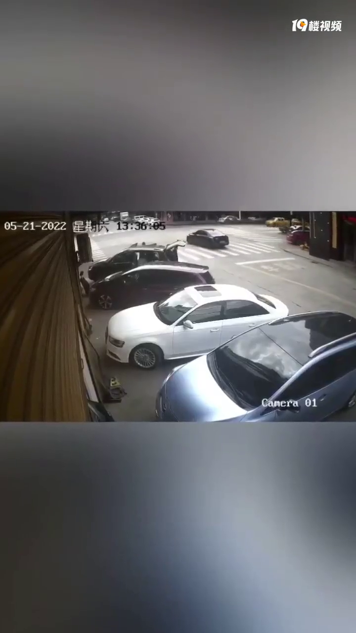 [��Ƶֱ��]�縣��������ſڶ�����ײ����������˭�Ĺ���