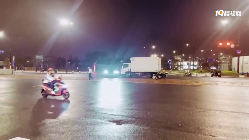 ·����ײ����˾���ֳ��������ˣ��й�糵����ͣ�������ǳ��ꡭ