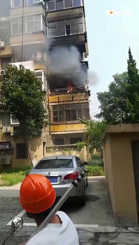 ����һ��С��ͻ�����֣���ɫ����ֱ����ܣ�¥��¥�¶������ˡ�