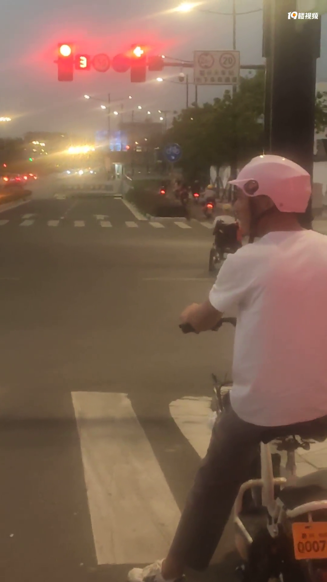 ���˽�ͷ�ĵ���һĻ���������ŵ綯���γ�����ơ�