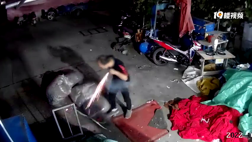 ����һ���Ӵ��Ķ���ͻȻ��� ��ͬ���̻����ͷ�˵�Ƕ�����·�ˡ�