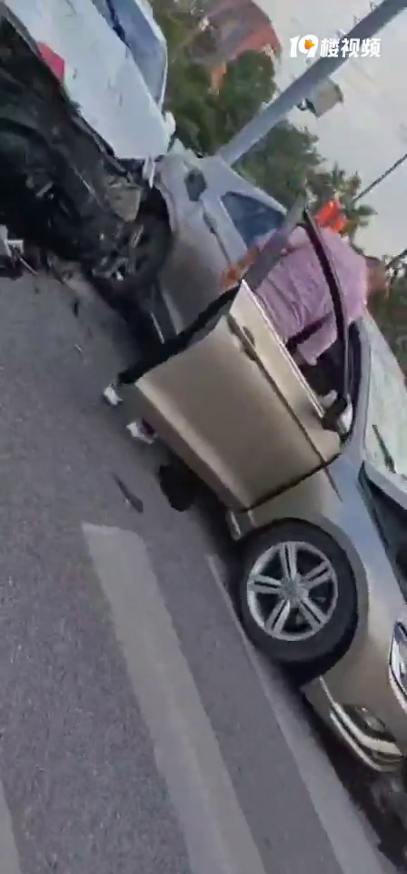 ��������︽��������ײ������һƬ���ҡ�����·����