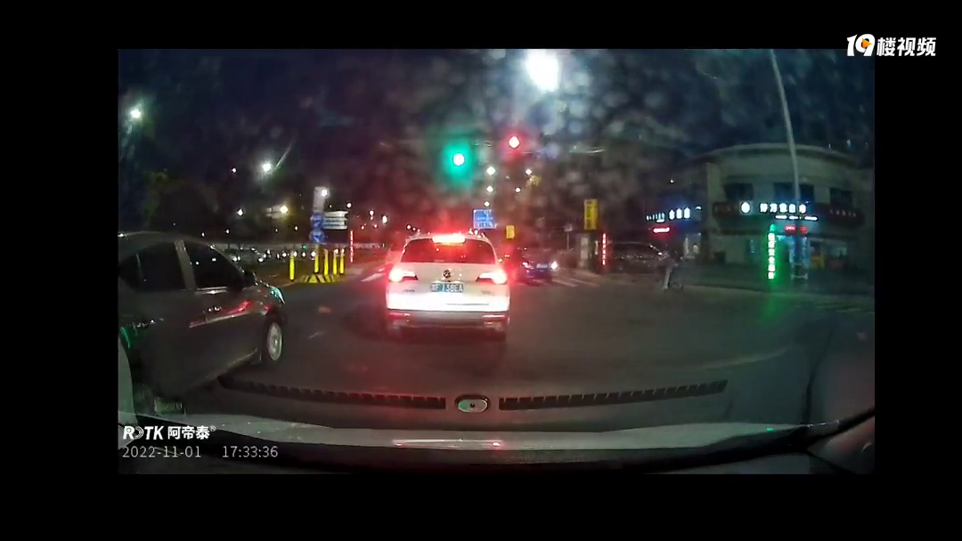 ����Ƶ��������� ��󱻺ڳ������˺��Ӿ� ��������˭�ģ�