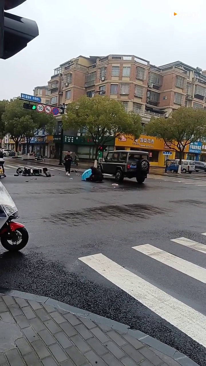 �����������ʮ��·�ڵ�ƿ����ײɢ�ܣ���һ��������