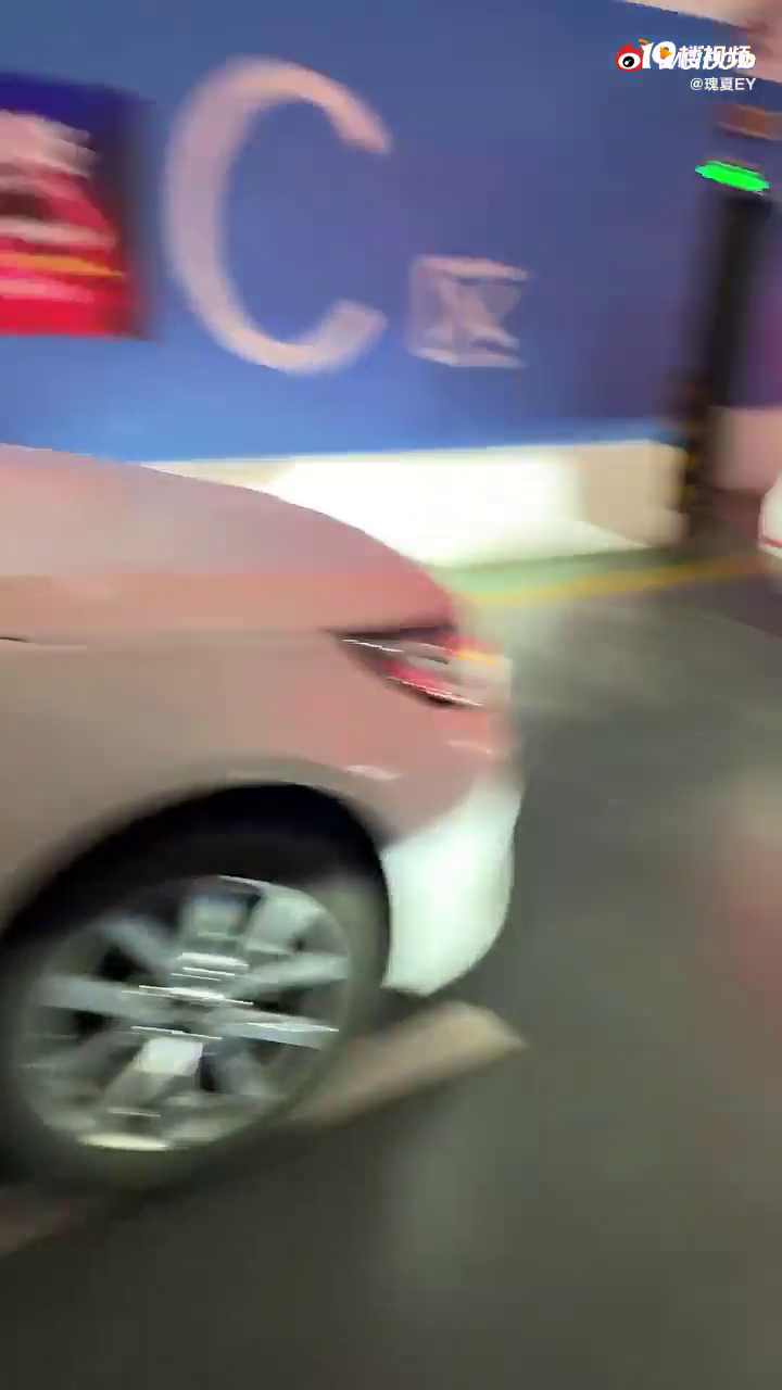 嘉兴月河印巷停车场堵车严重,管理人员不作为!