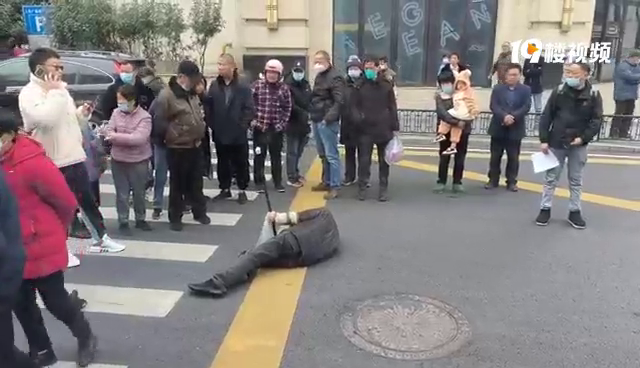 ����ˤ���ڵأ����ǻ���𣿺��������ͷ��һĻ����