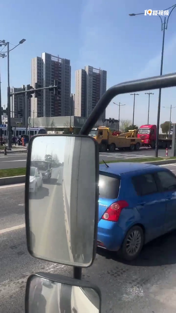 ��ҳ��¹ʷ�����·�ھ������ˣ�С�����й�糵������ȥ�ˡ�