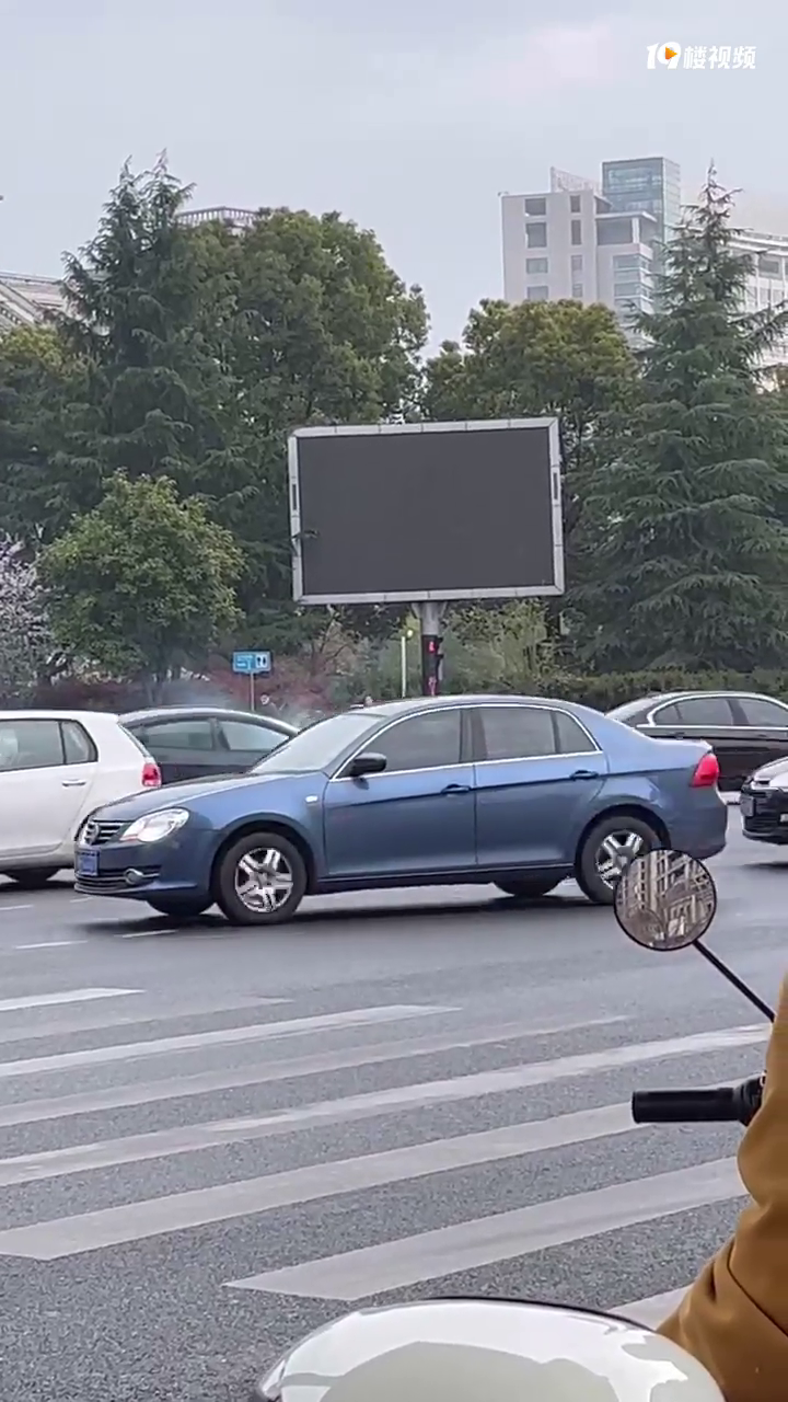 ������ͷ��������˹��׷β��������ǰ�������ˡ�