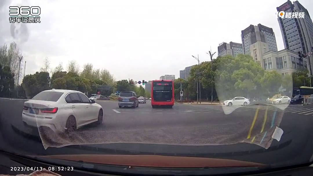 ż���������˼�ʻ����·�⣡����������·�Ѿ���Զ��