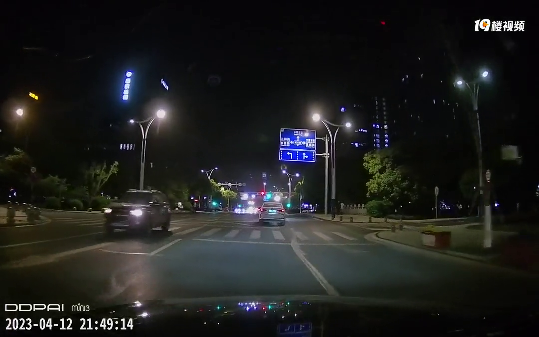 �����ø߹㳡����������ײ�ˣ��������ת������ײ����ֱ�е�Ħ��