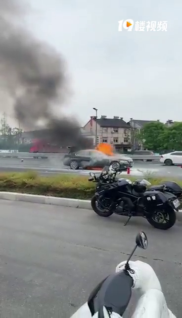 �������·������������ȼ�����ˣ������Ǻʹ󿨳�ײ��Ȼ��