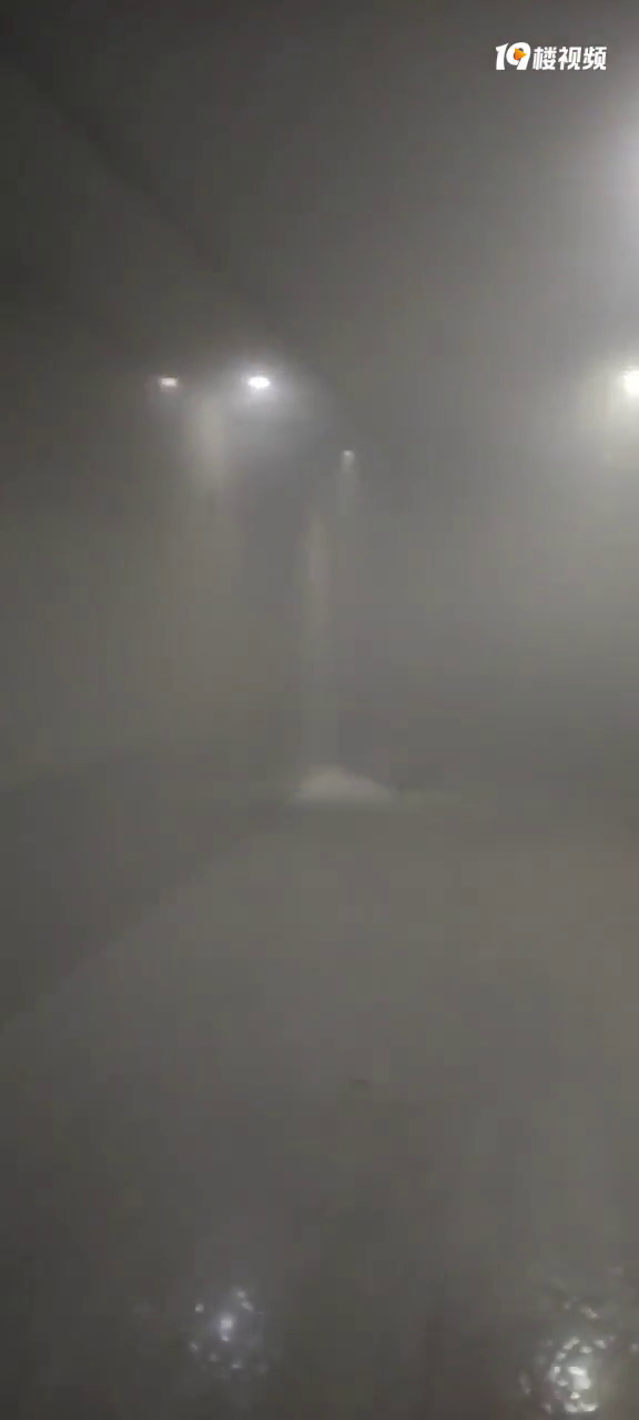 �ִ��㳡һ��¥����Ԫ��¥�ô���̣�����Ͱ���ˡ�