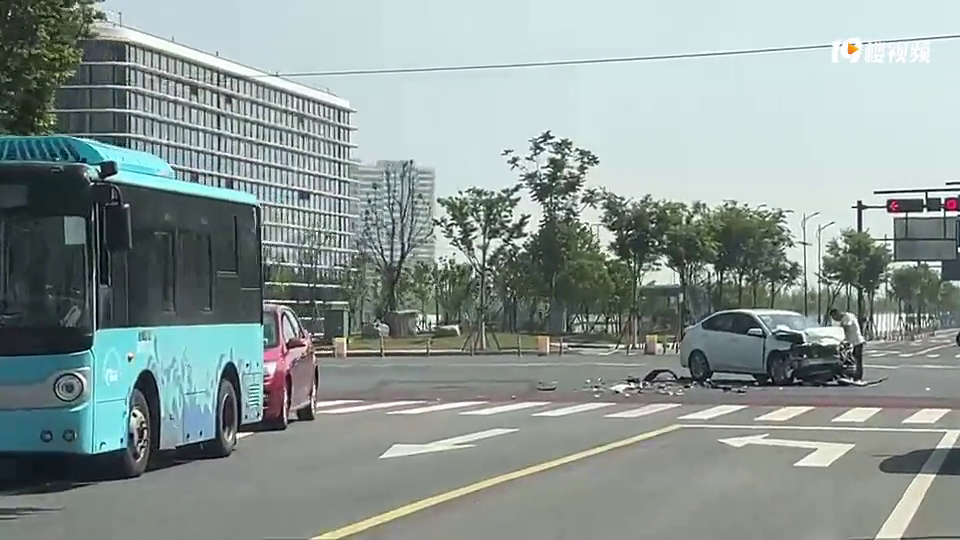 ���ν��糵�� ��ͷֱ�ӱ��ϣ�Ӧ����׷β ����ôû����ǰ����