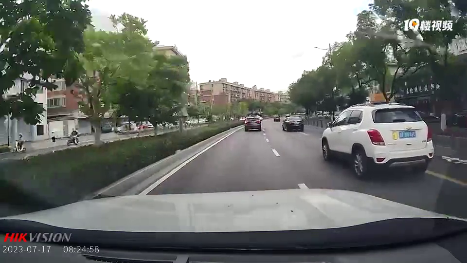 ������·�г��ӵ�ͷʻ��ڶ�������������ײ��ȫ��ûë���ɣ�