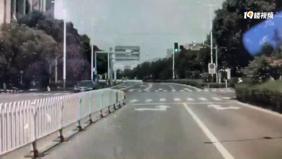 ���÷�Ӧ�죡��ʮ��·�ڲ��ײ�ϴ���Ƶĵ�ƿ����