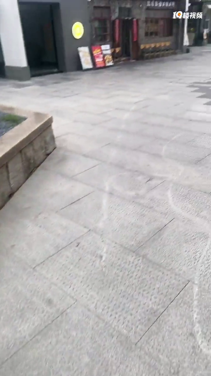 ������һ��¶���̳���į�ˣ��տ�ҵ��ʱ������ɽ�˺�����