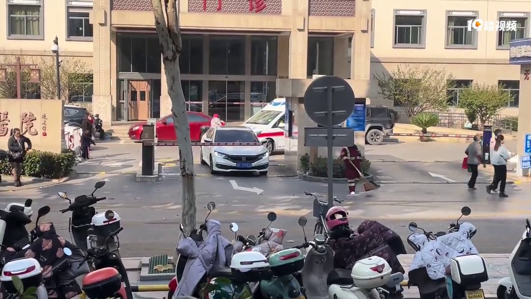 嘉善中医院实拍:救护车拉着铃等在后面 保安一定要给前车先收费