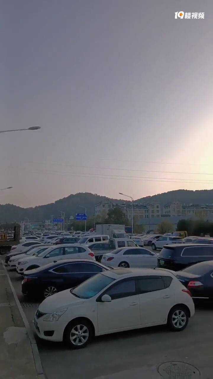 ȥ·��ʵ��Сѧ��·̫�£�ѧУ�ſ���һ��̫����