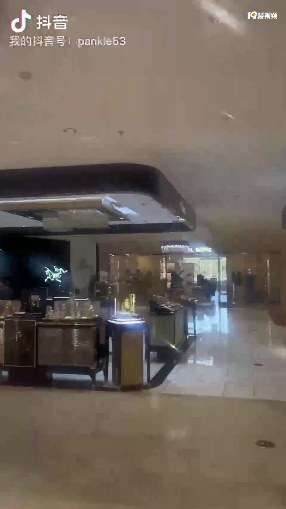 ̨�ݵ���ҵ��ʱ����һ̨��