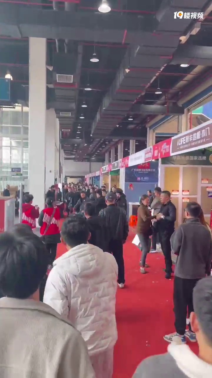 装修行业现在都这样了??为抢客户直接现场打起来了...