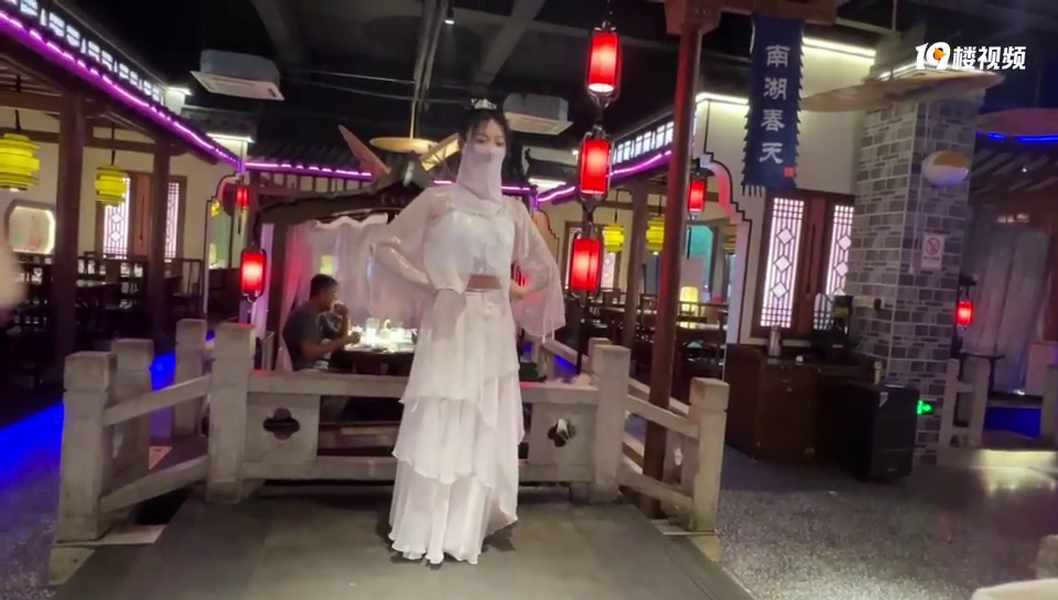 �ڼ�����Ҳ͹ݳԷ���Ȼ���ܿ���Ů���ݣ�������Ҳ������