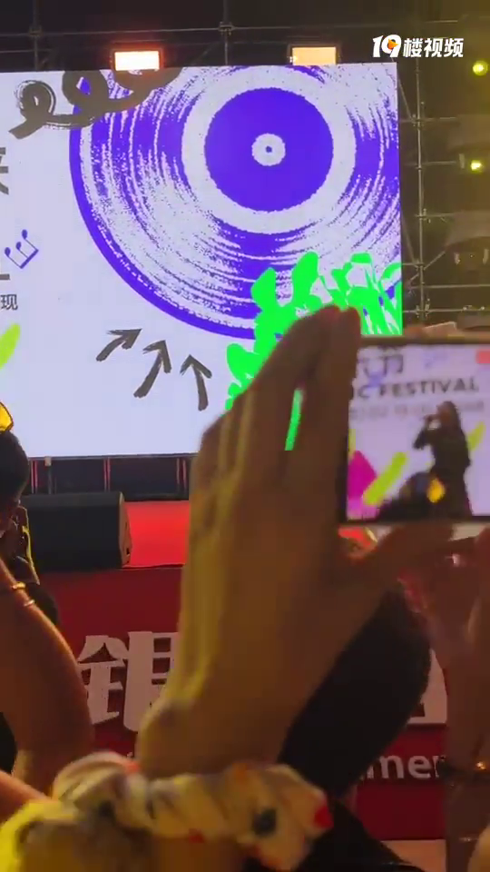 等一晚上就为她!不会有人没听过《偏爱》吧?