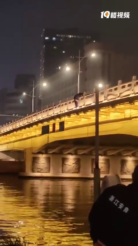 ��ҹ11�㣬����һ����С��Ҫ���ӣ�