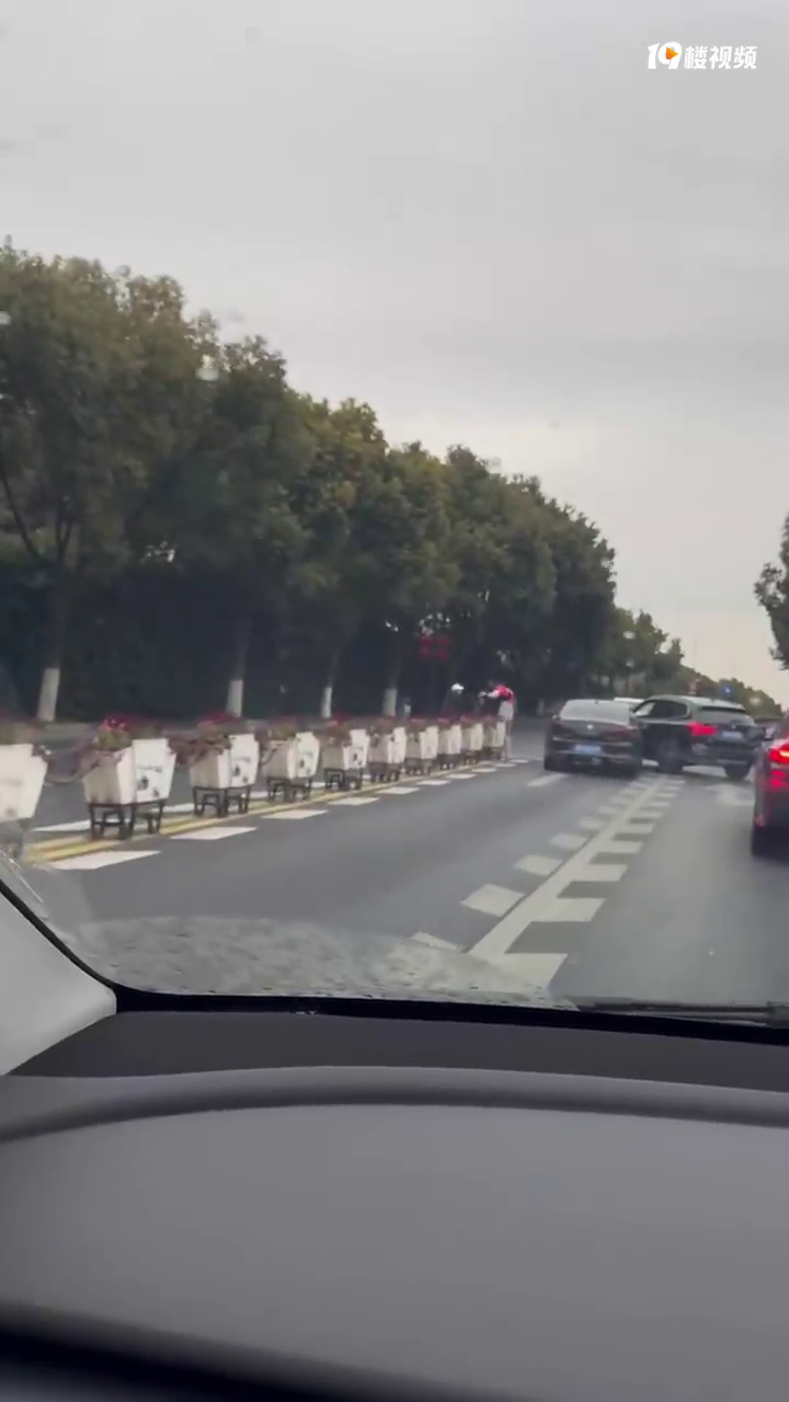 �������£�ײ�˾Ͷ����޳�ȥ�˰���զ�������������֡�