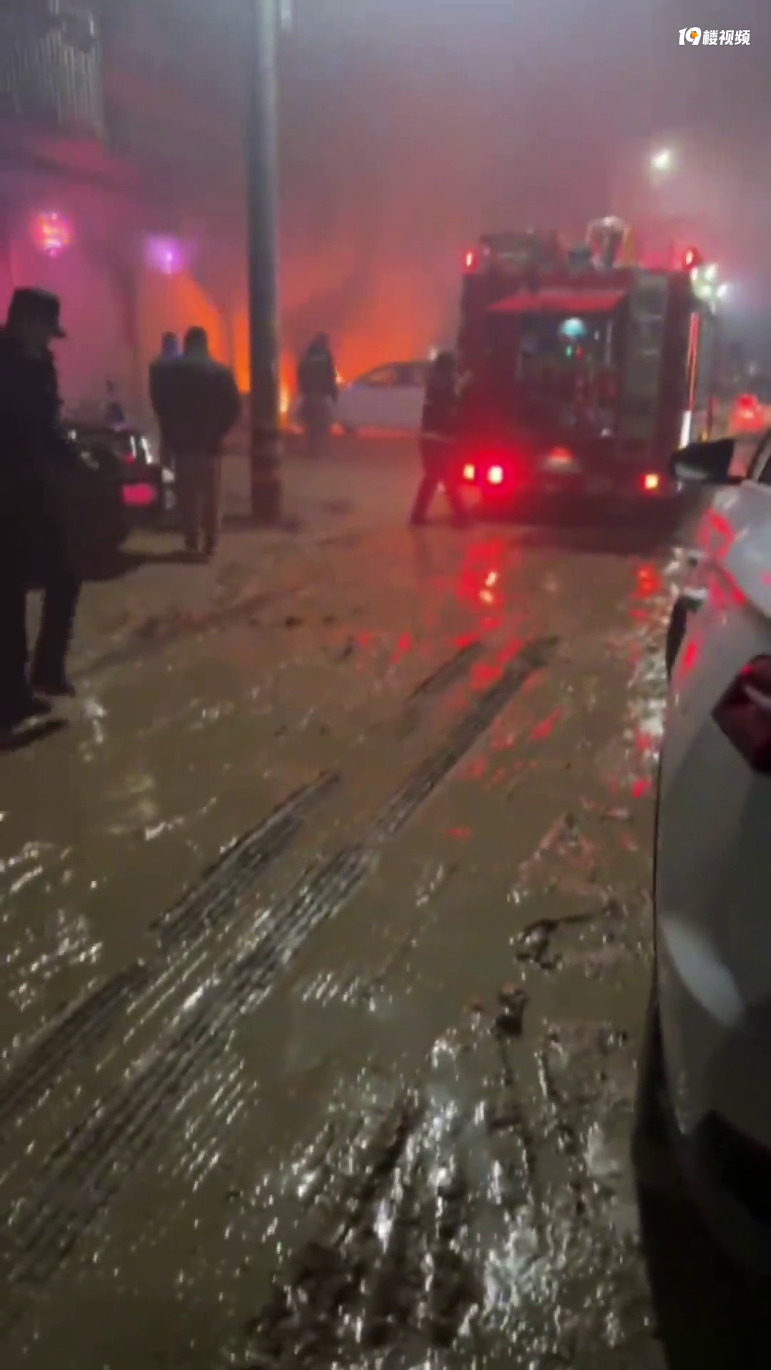 �ŵ��������賿С�����֣����б�ը��������Ů��ֱ�ӳ���¥��