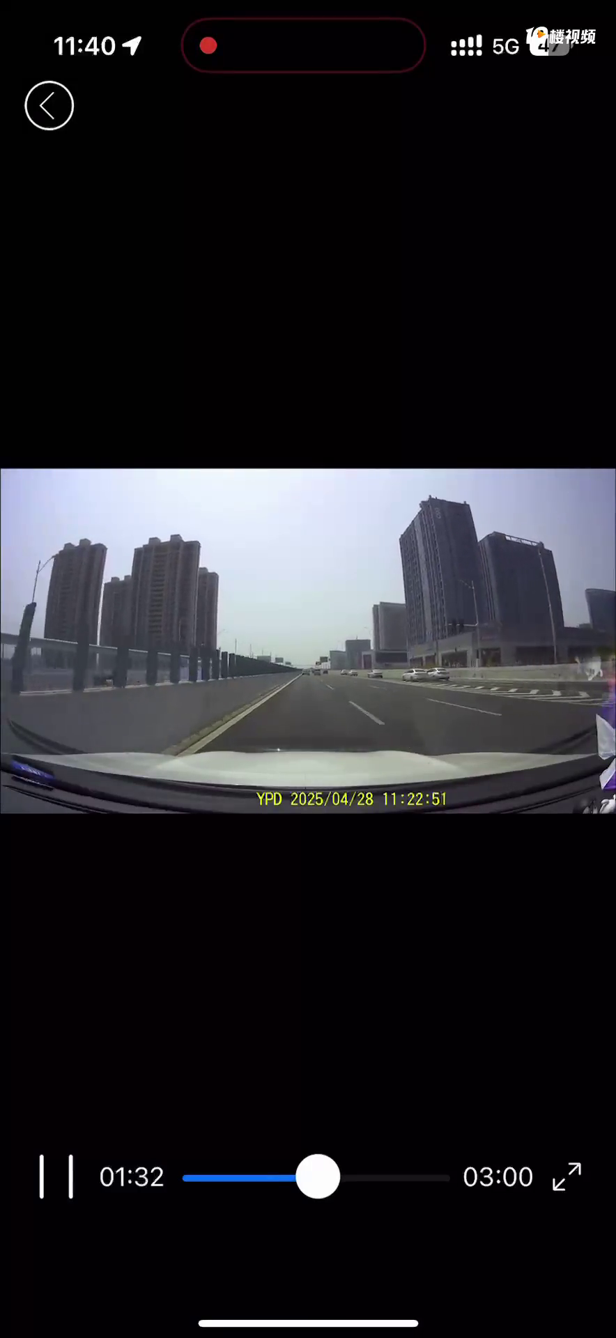 快速路惊魂一幕,白车你不要过来啊!这是中午开睡着了吗…