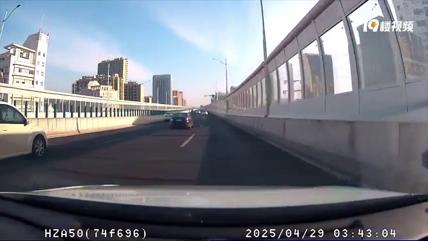 内环快速路一辆甲壳虫我行我素!变道加塞不打灯,后车吓得抖三抖