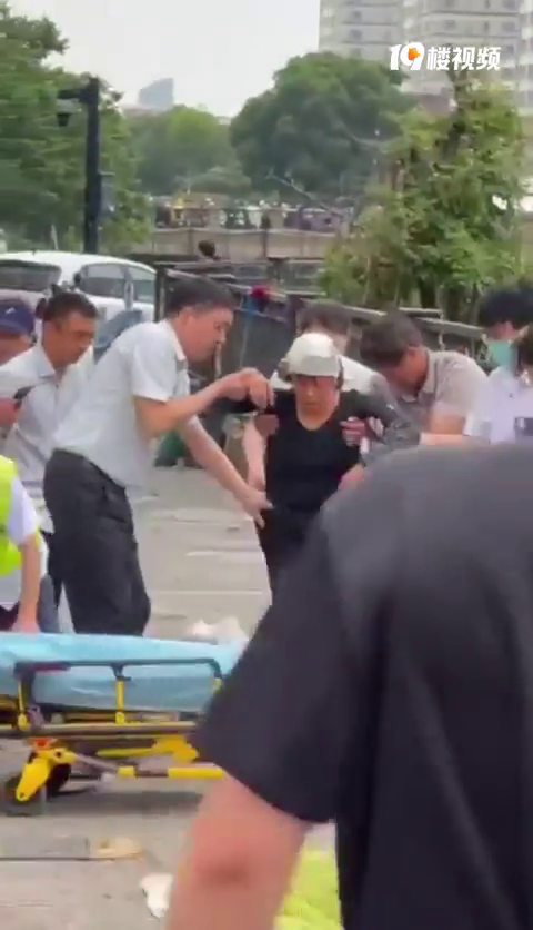 ����ĳ�߲�С����������䣬�������ҵ����ˣ����ֳ���Ƶ��