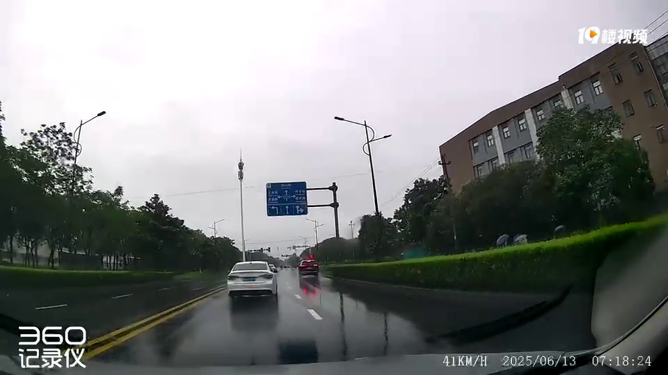 �̵�ͣ���Ƶ��У��������������ģ����ǽ���Σ�