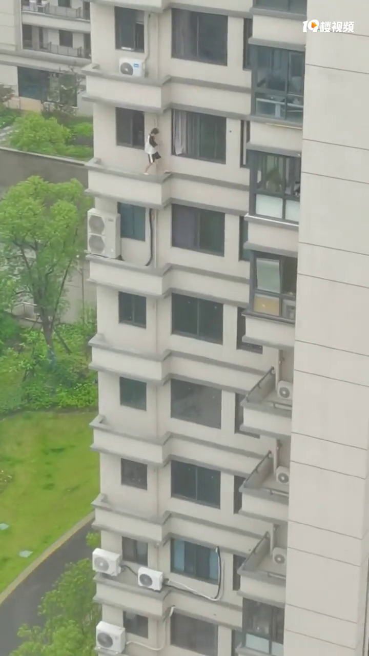 ����ĳС�����ֵ���С���硱��������ʮ�����¥����ǽ����