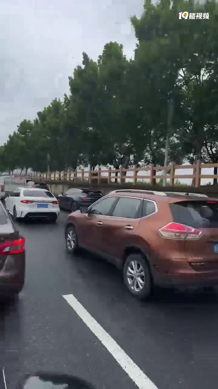 �����ϰ�Ľ��춼�ٵ��ˣ�����������߷��ˣ��Ĺ�·һ�³�ѹ�±�