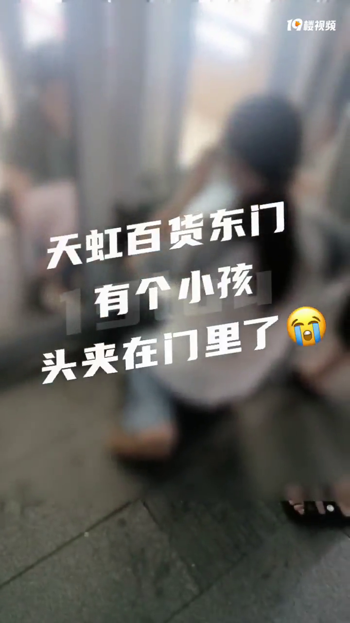 ���ٻ��ſڳ��£�С����ͷ���������ˣ��ҳ���ʱ�����ֻ���