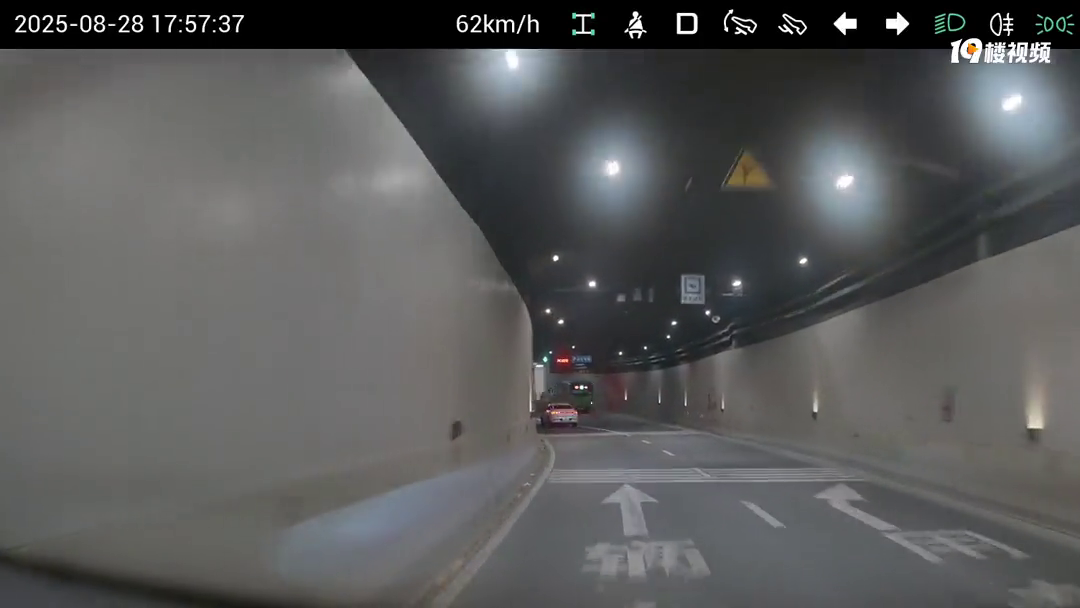 ����һĻ����վ��������๤���㱼����ҵ��̫Σ���ˣ�