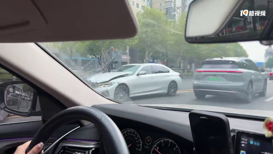 ��С����·��������ײ�м令����