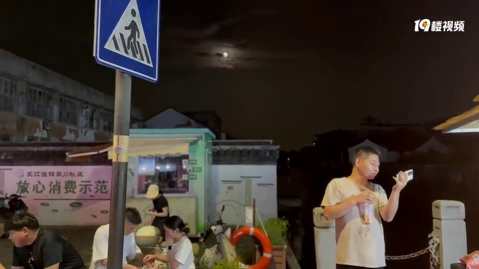 排了半个多小时!王江泾火爆的蛋包里脊 打卡成功!