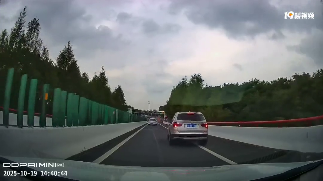 ̾Ϊ��ֹ������������Ÿ����ѵ����г�������ͣ��·�м䣡