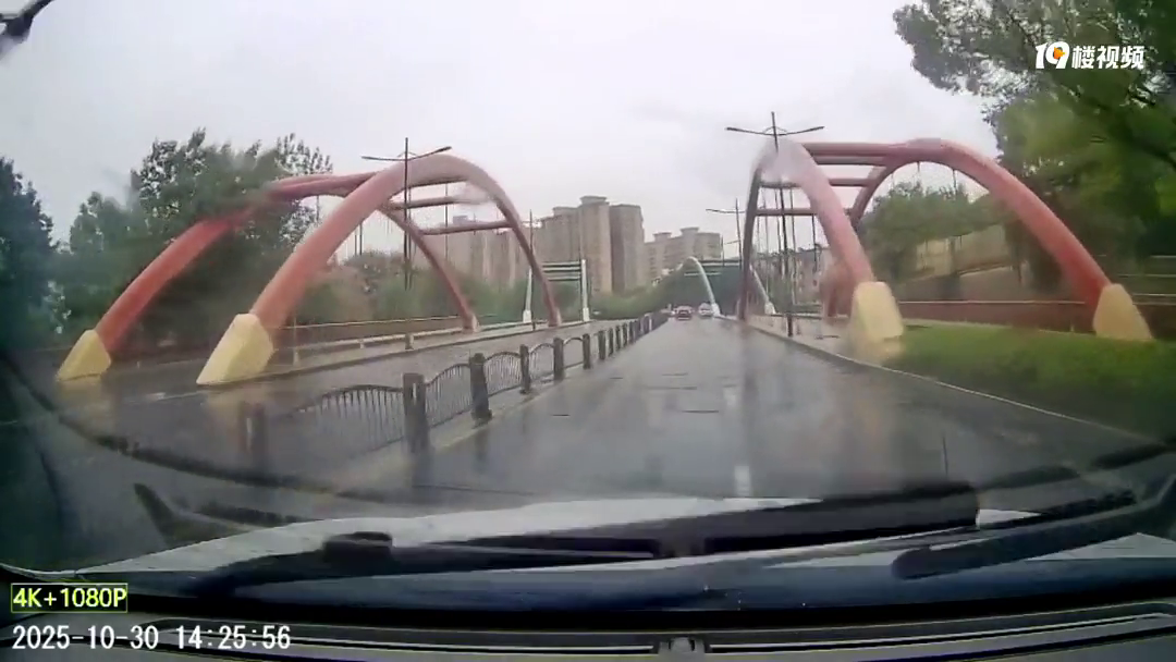 ���쿪��ǧ��Ҫ��С�����·��һ��С��ʧ��ײ����෭��