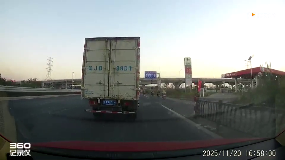 ��ʽ����ѹʵ�߲����������һ·���𳵣���㱻ײ