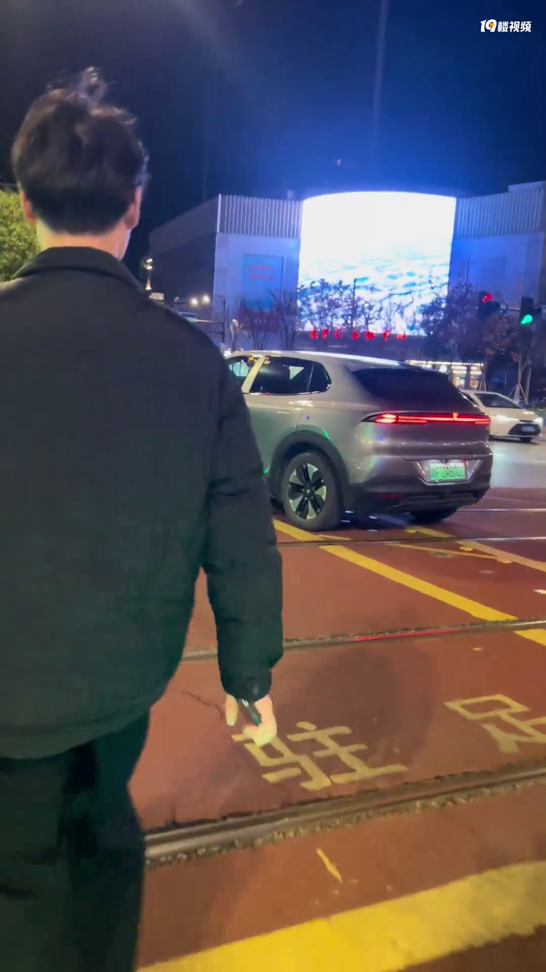 ��ô����ȥ�ģ��������Ǹ��˲š�